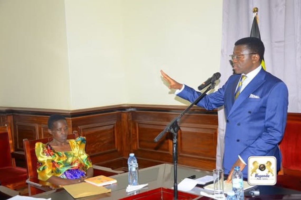 The Katikkiro delivers his message to the members of the Uganda Kidney Association at a meeting in Mmengo